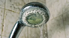 Ako vyčistiť sprchovú hlavicu od baktérií: jednoduchý spôsob s plastovým vreckom a jedným domácim prostriedkom