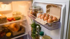 Prečo by sa vajcia nemali skladovať v dvierkach chladničky, najčastejšia chyba v kuchyni