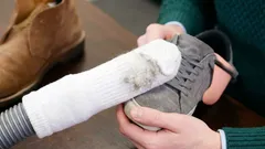 Ako vyčistiť zamšové topánky bez poškodenia vlasu: jednoduchý postup krok za krokom