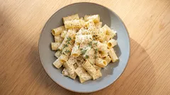 Makaróny budú chutné a jemné aj bez masla: pridajte ho do vody počas varenia.