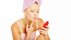 10 rýchlych trikov na styling, vďaka ktorým bude vaša tvár okamžite pôsobiť ľahšie