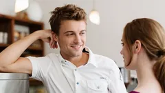 Jazyk telesných pohybov: ako muži čítajú ženské gestá