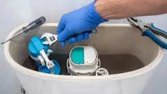 Tečúca záchodová misa po spláchnutí vodou. Tri riešenia na odstránenie tohto neustáleho úniku