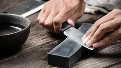 Videl som, ako v Indii brúsia nože, a teraz to robím aj doma. Aj staré nože budú za minútu ostré ako britva.