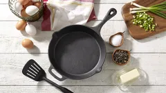 Ak sa panvica pripáli, pomôže metóda „tri kvapky“: budete variť jedlá aj bez oleja.