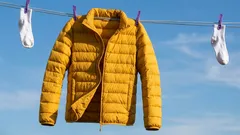 Ako rozčesať pérovú bundu po praní: osvedčený trik, ktorý pomôže, keď sa výrobok zhlukol do chumáčov