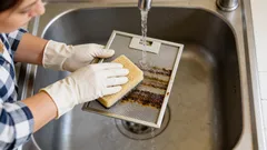 O 15 minút bude odsávač pár ako nový. Takto ho vyčistíte bez drahých chemikálií.