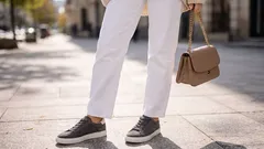 Namiesto bielych tenisiek: táto farba sa lepšie hodí k džínsom na jar 2026!